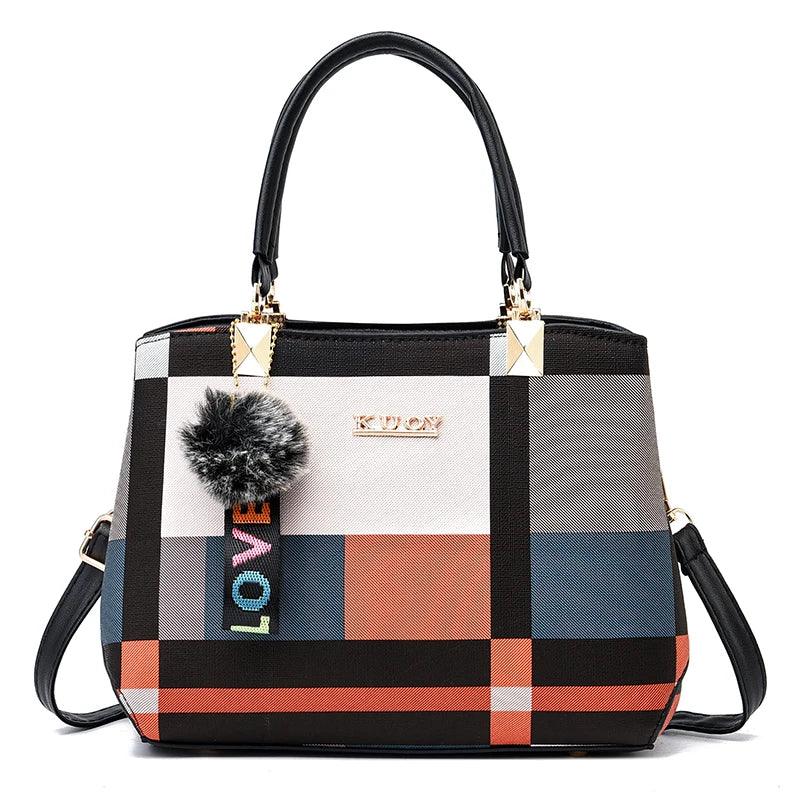 Bolsa Feminina Crossbody com Estampa Xadrez e Pompom – Elegância