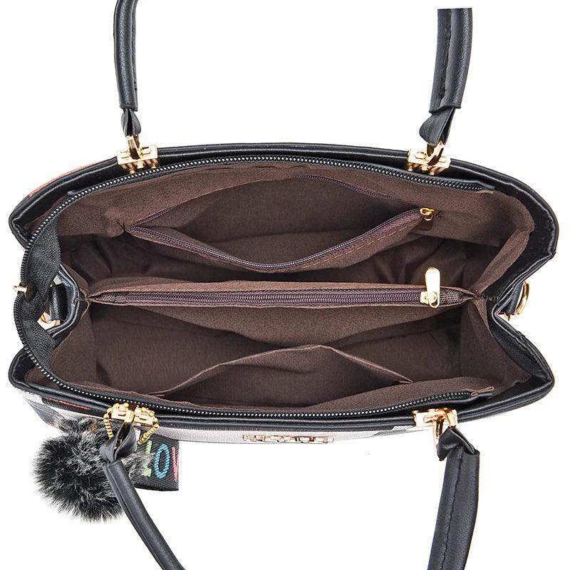 Bolsa Feminina Crossbody com Estampa Xadrez e Pompom – Elegância