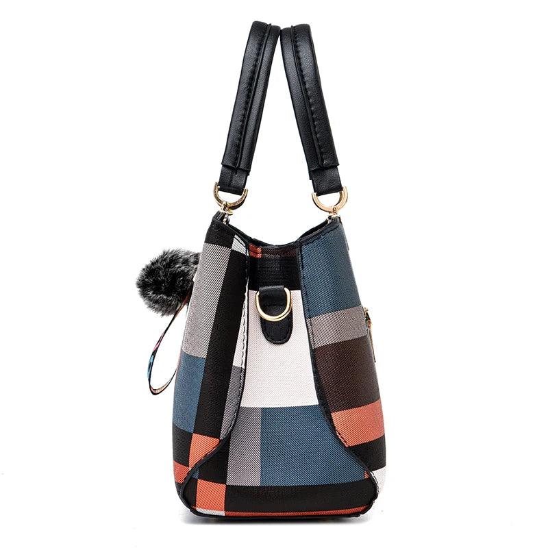 Bolsa Feminina Crossbody com Estampa Xadrez e Pompom – Elegância
