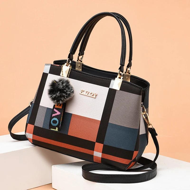 Bolsa Feminina Crossbody com Estampa Xadrez e Pompom – Elegância