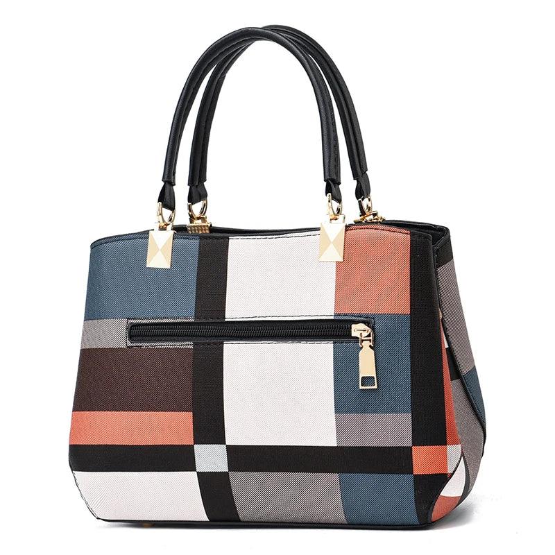 Bolsa Feminina Crossbody com Estampa Xadrez e Pompom – Elegância